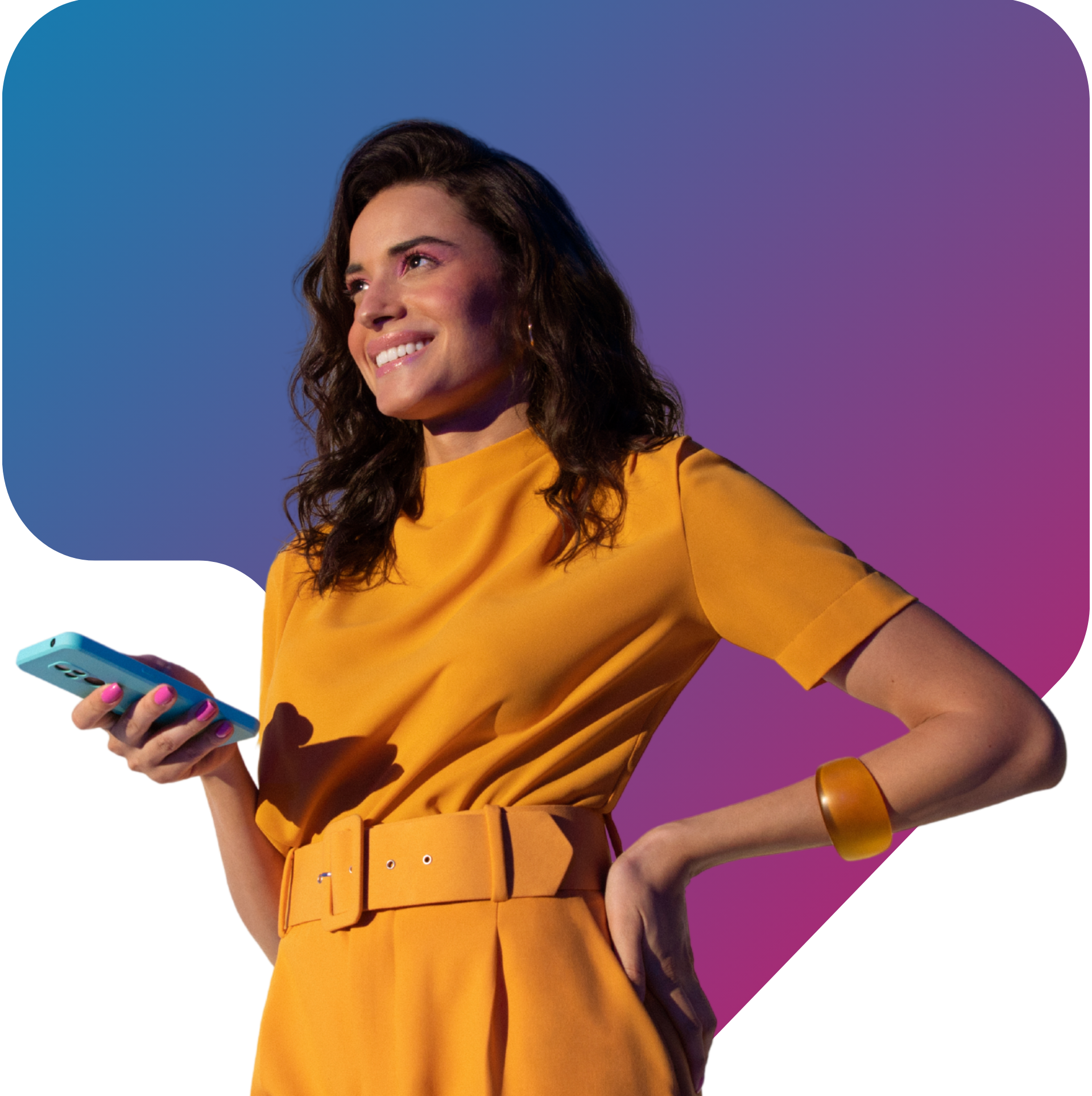 Mulher sorrindo e segurando um smartphone